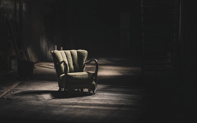 孤独なイス椅子暗い部屋